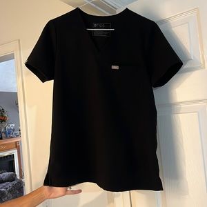 Figs Black Top with one Pocket